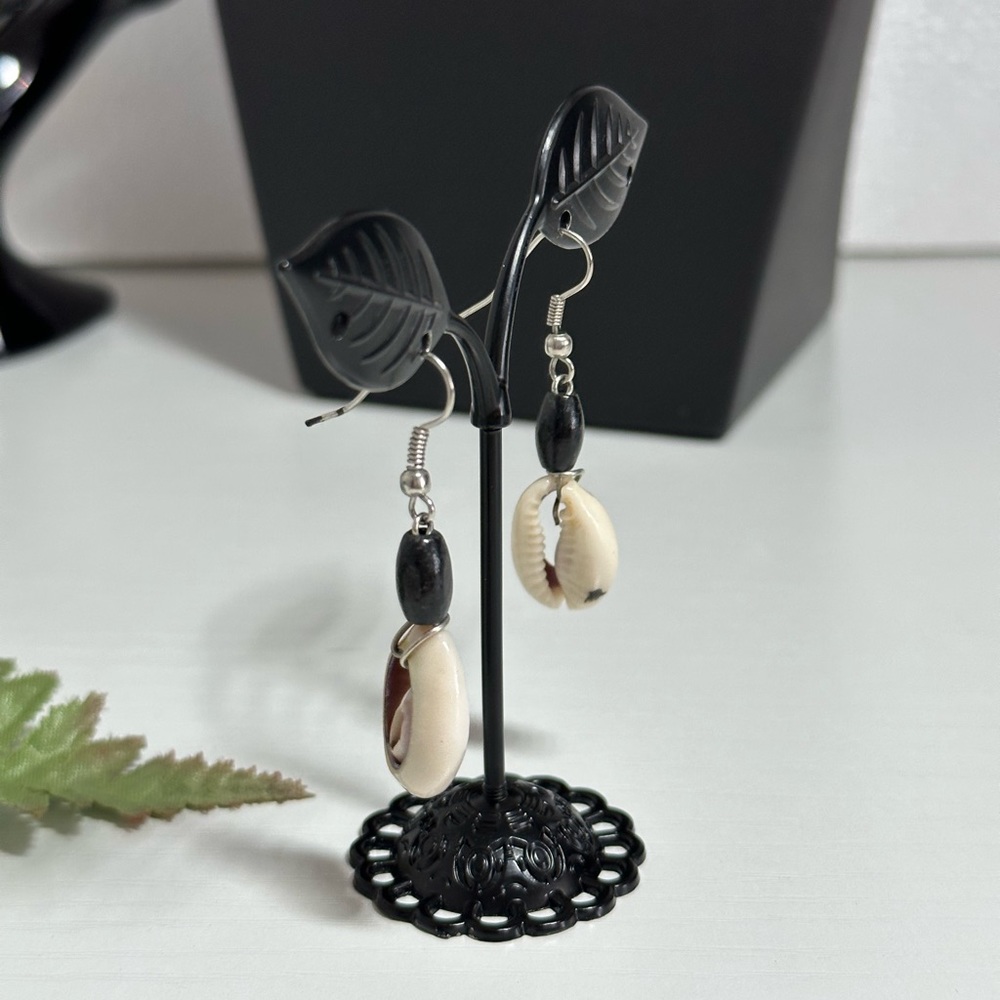 Shell Earrings - Picture 2 of 3